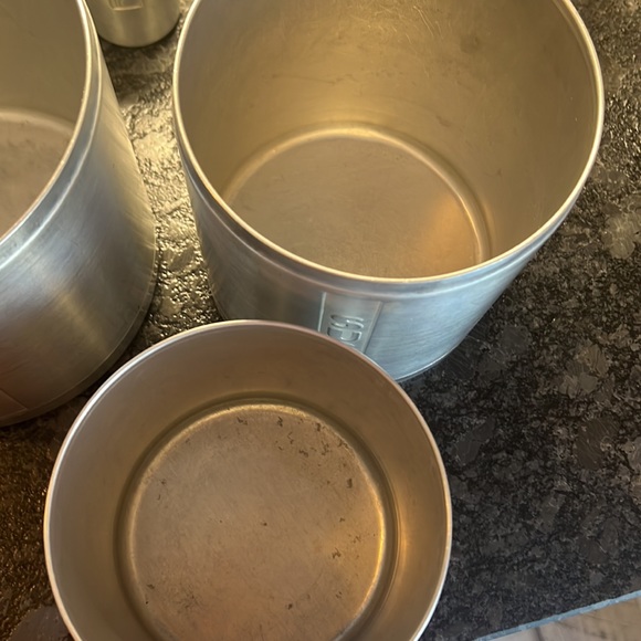 Vintage round canister set, Salt n pepper shakers & scoop in excellent condition - Picture 7 of 10